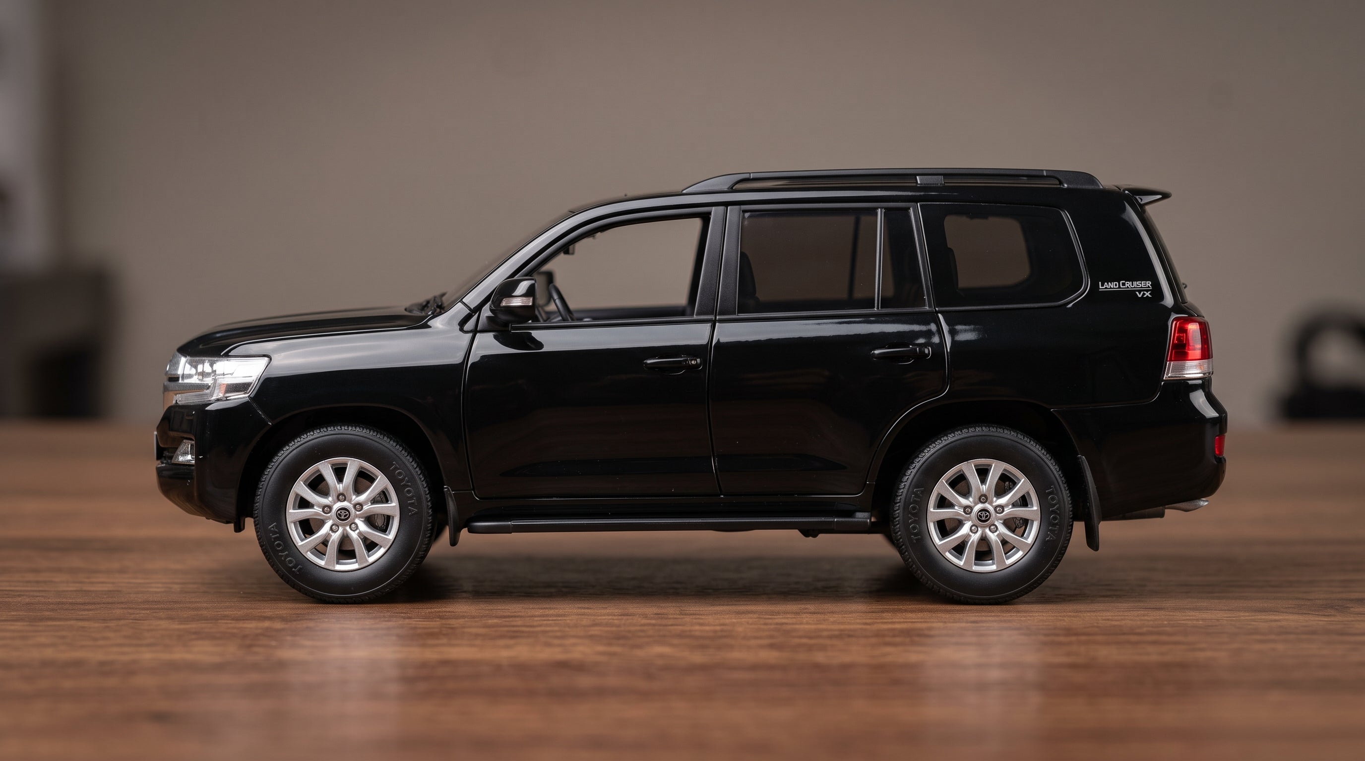 Land Cruiser 200 1:24 Scale Premium  DieCast Model