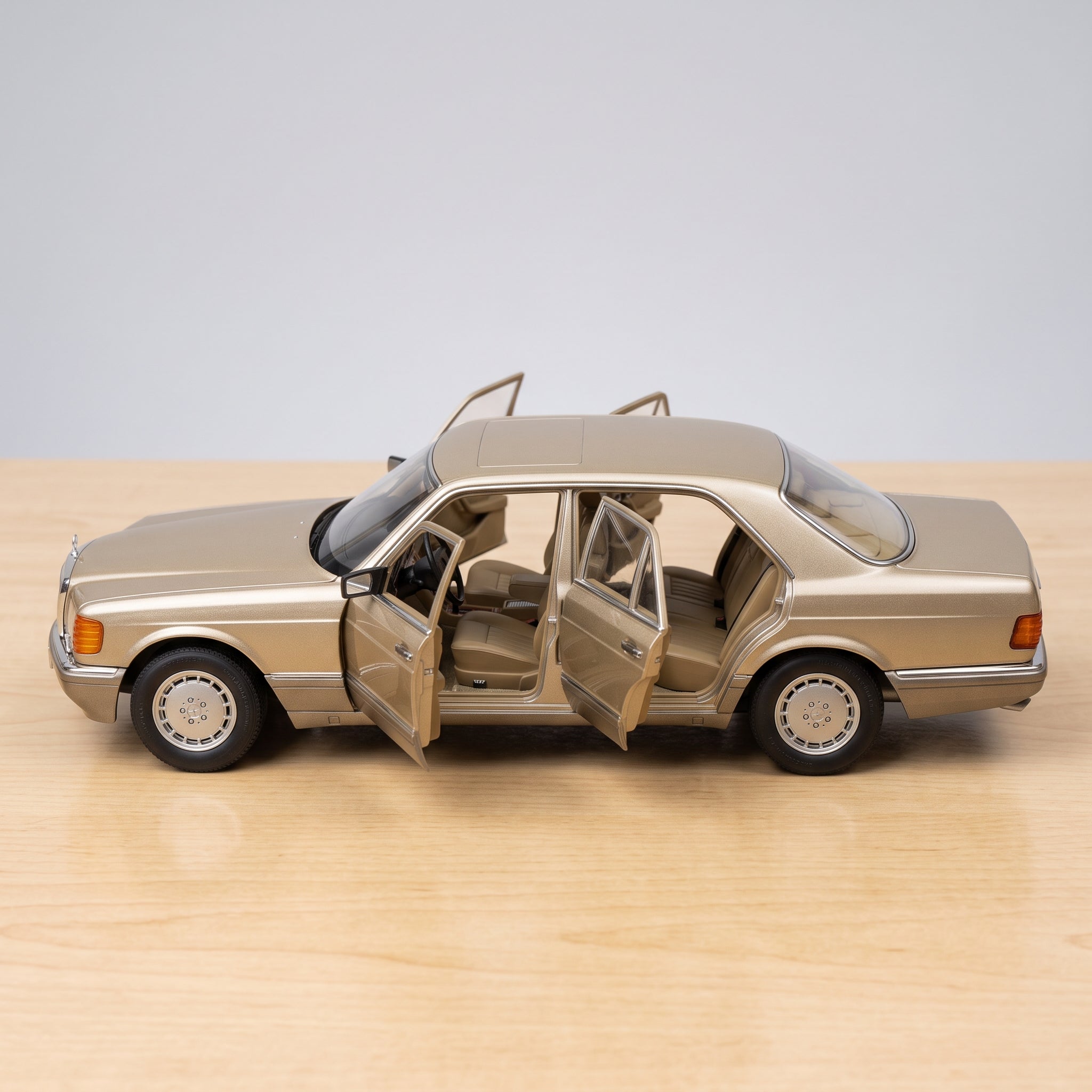 Mercedes-Benz S-Class W126 Diecast Model 1:32