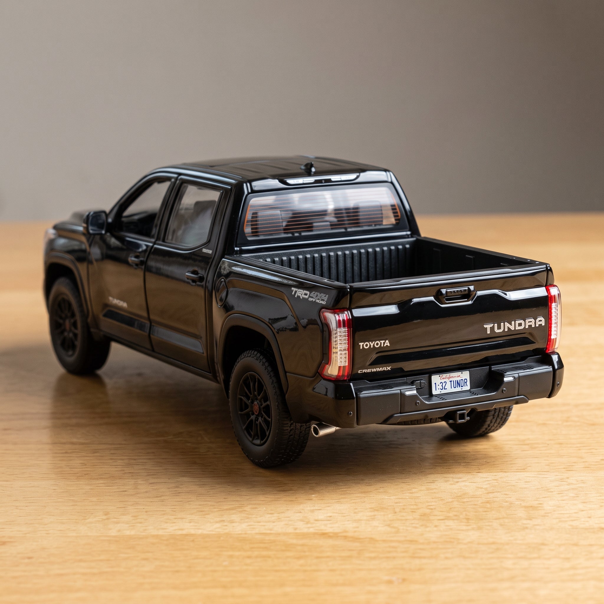 Toyota Tundra CrewMax Diecast Model – Black (1:32 Scale)