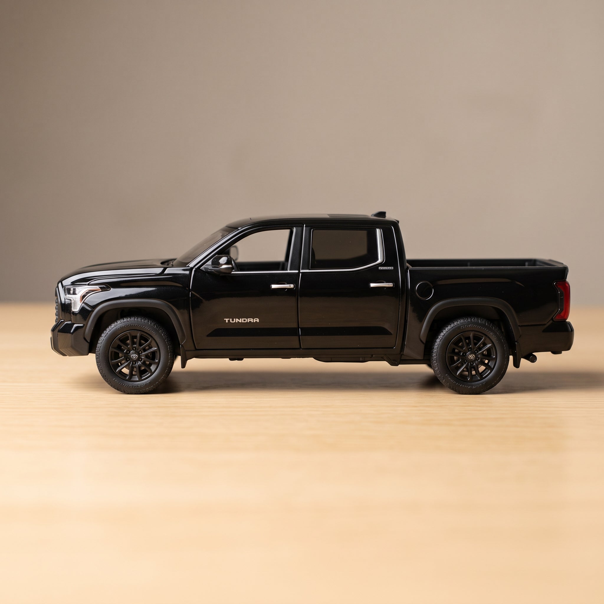 Toyota Tundra CrewMax Diecast Model – Black (1:32 Scale)