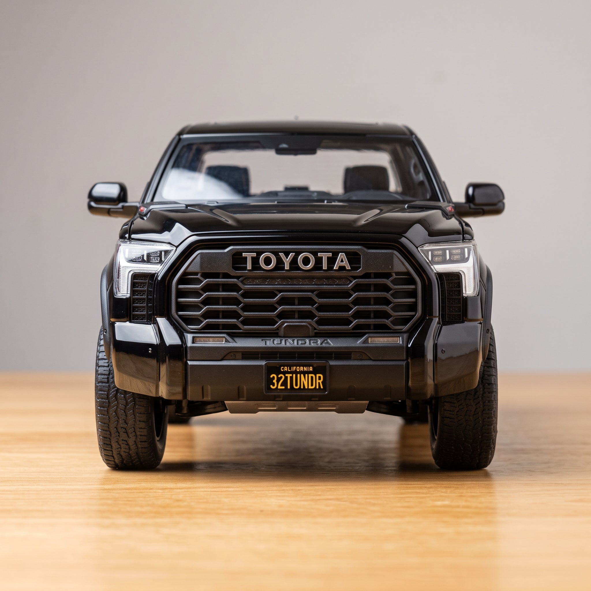 Toyota Tundra CrewMax Diecast Model – Black (1:32 Scale)