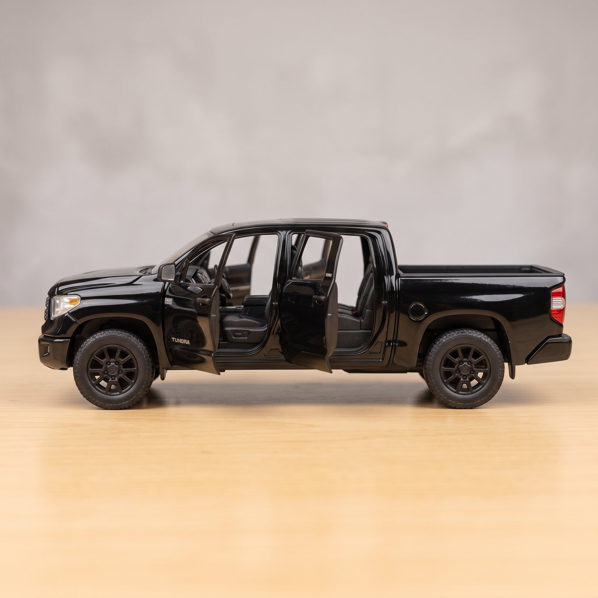 Toyota Tundra CrewMax Diecast Model – Black (1:32 Scale)