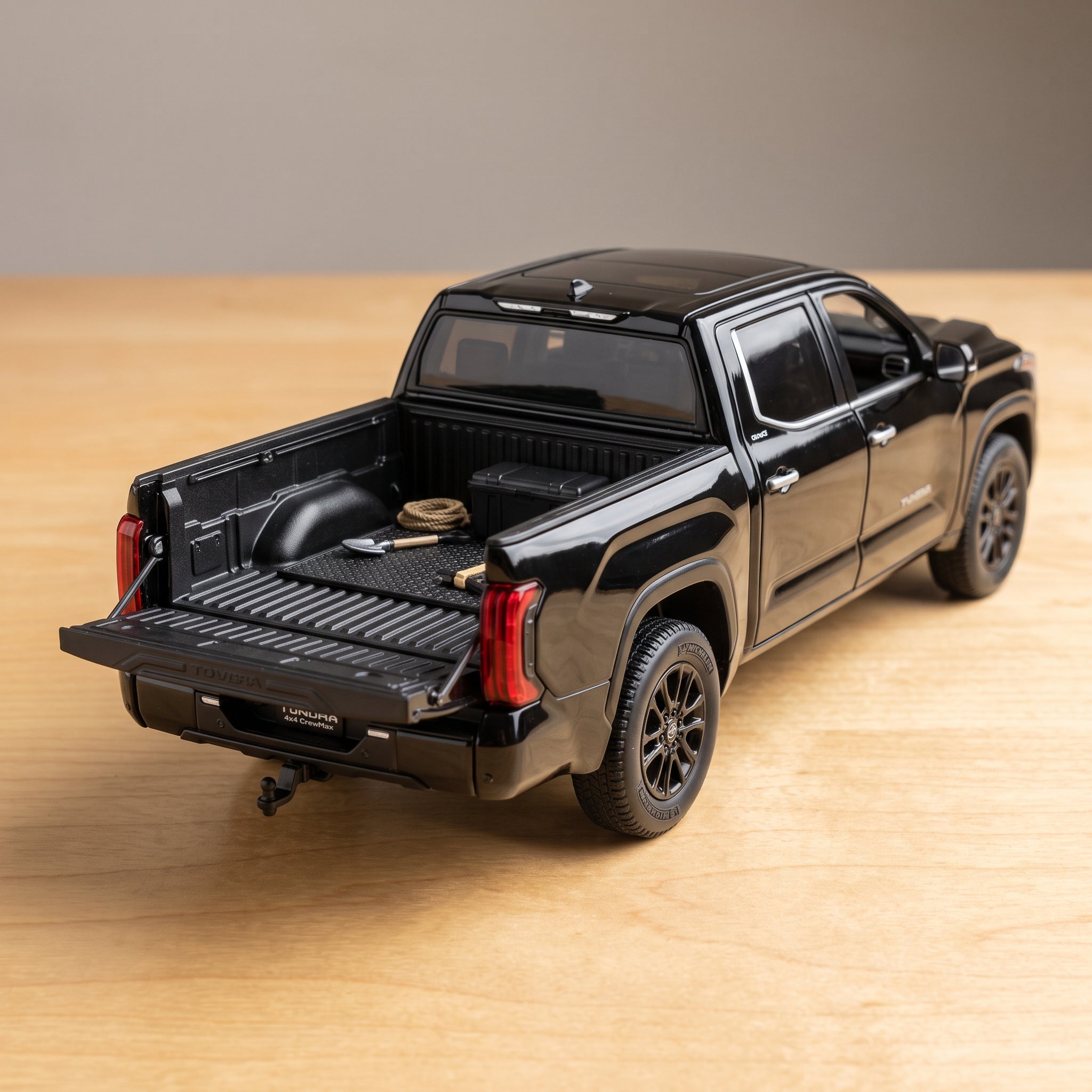 Toyota Tundra CrewMax Diecast Model – Black (1:32 Scale)