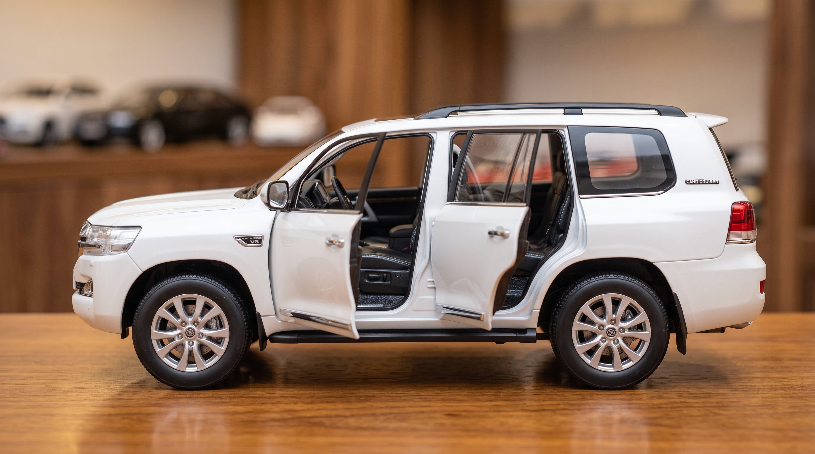 Land Cruiser 200 1:24 Scale Premium  DieCast Model